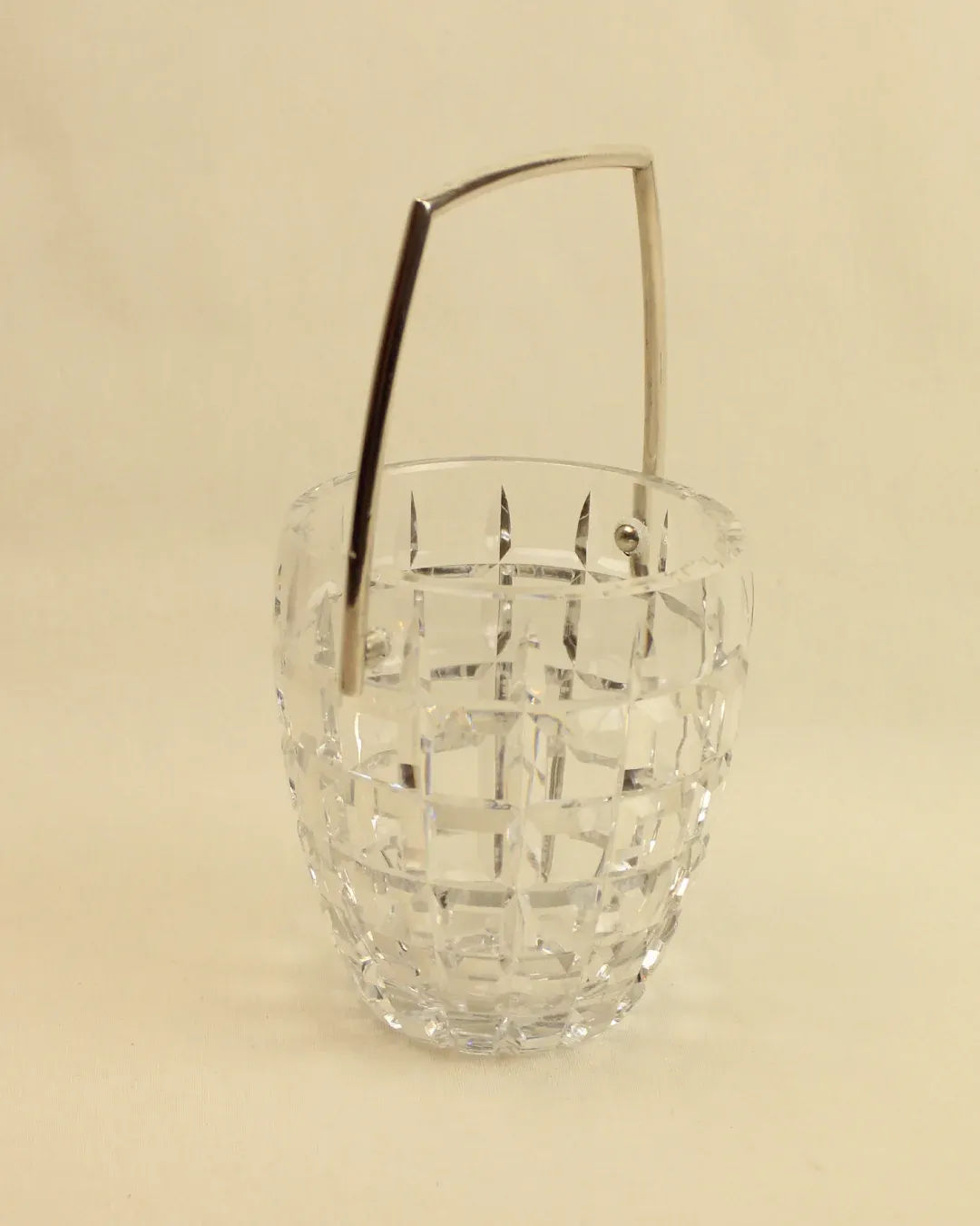 Indulge in luxury with the Crystal Cubitera from Boga Avante Shop, featuring a stunning geometric pattern in clear faceted glass and a sleek silver-tone metal handle, all set against a plain light background.
