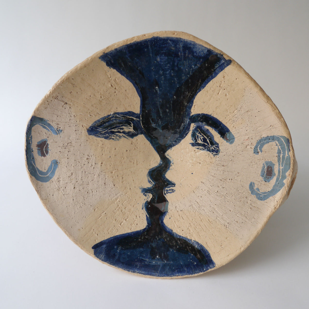 Exquisite ceramic dish for serving or display with a timeless image