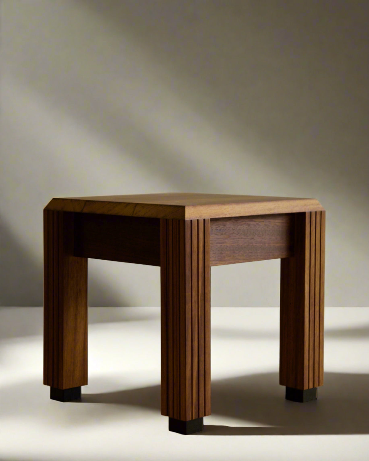 Modern-Column-Side-Table-in-White-Marble-Top-and-Brass-Stand